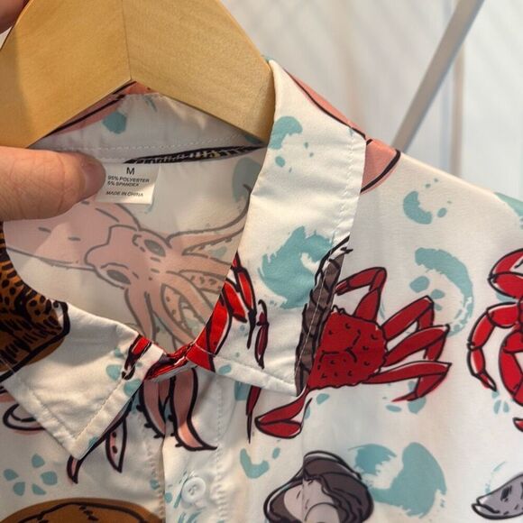 Men’s Short Sleeve Button Down Size Medium Seafood Boil Oyster Crab Octopus Clam - Picture 3 of 6